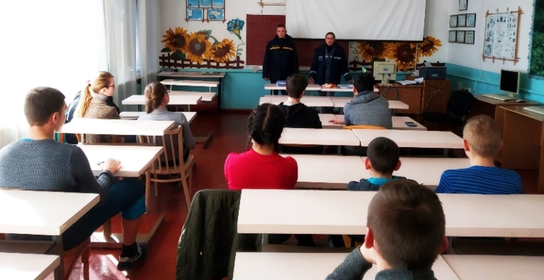 Про освіту і безпеку говорили каланчацькі рятувальники з вихованцями навчального закладу 